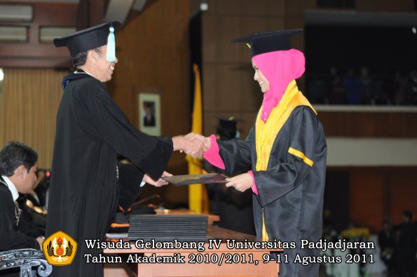 wisuda-ffarmasi-oleh-dekan-129