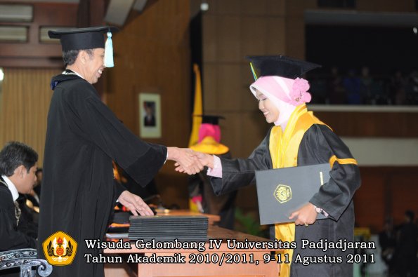 wisuda-ffarmasi-oleh-dekan-130