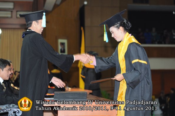 wisuda-ffarmasi-oleh-dekan-133