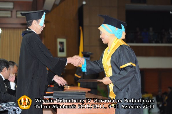 wisuda-ffarmasi-oleh-dekan-136