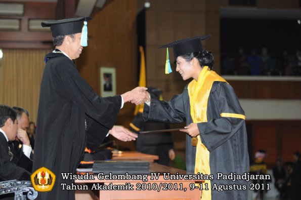 wisuda-ffarmasi-oleh-dekan-137