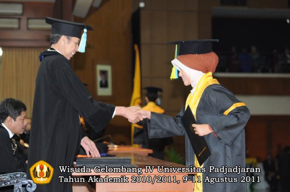 wisuda-ffarmasi-oleh-dekan-140