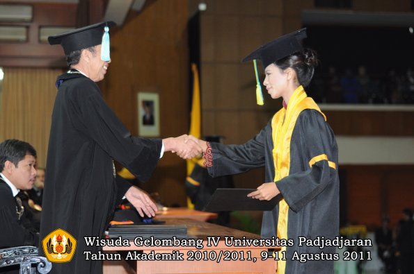 wisuda-ffarmasi-oleh-dekan-141