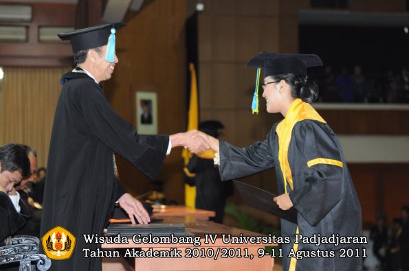 wisuda-ffarmasi-oleh-dekan-142