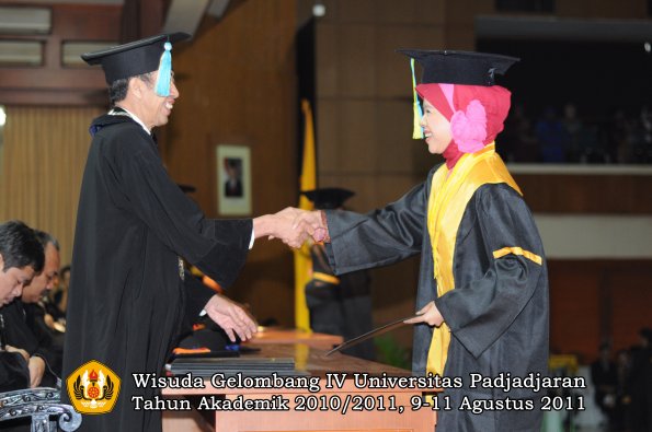 wisuda-ffarmasi-oleh-dekan-143