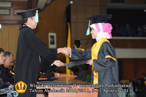 wisuda-ffarmasi-oleh-dekan-145