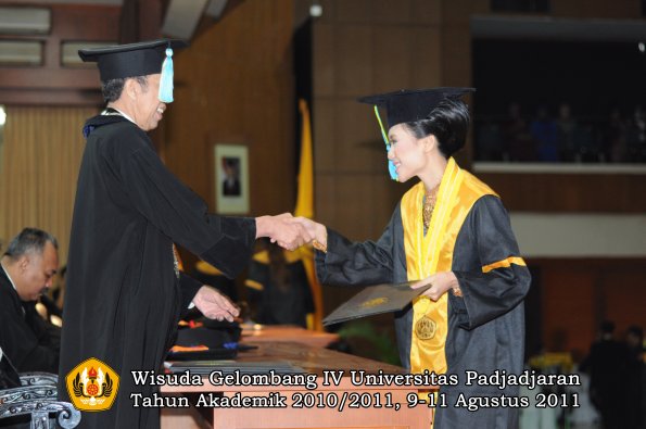 wisuda-ffarmasi-oleh-dekan-147