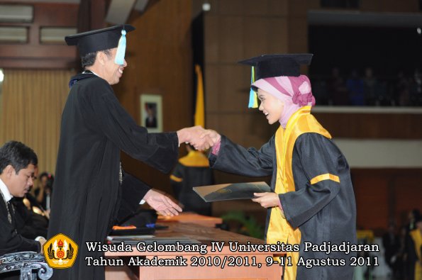 wisuda-ffarmasi-oleh-dekan-148