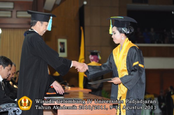 wisuda-ffarmasi-oleh-dekan-149