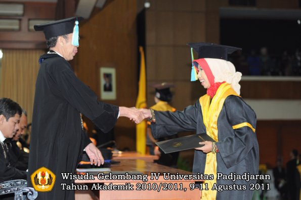 wisuda-ffarmasi-oleh-dekan-150