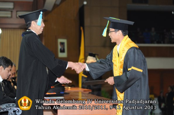 wisuda-ffarmasi-oleh-dekan-151