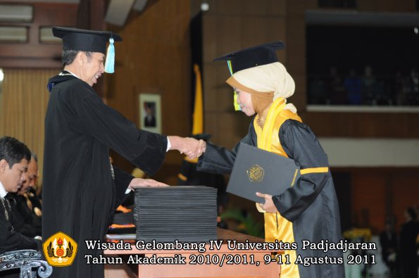 wisuda-ffarmasi-oleh-dekan-152