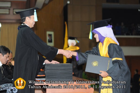 wisuda-ffarmasi-oleh-dekan-155