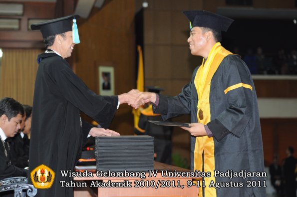 wisuda-ffarmasi-oleh-dekan-157