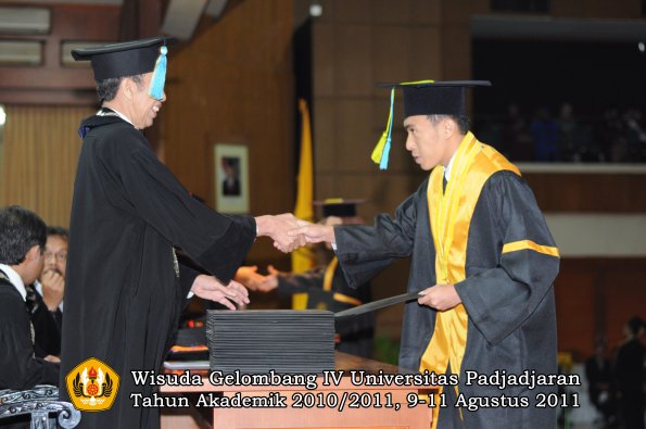 wisuda-ffarmasi-oleh-dekan-166