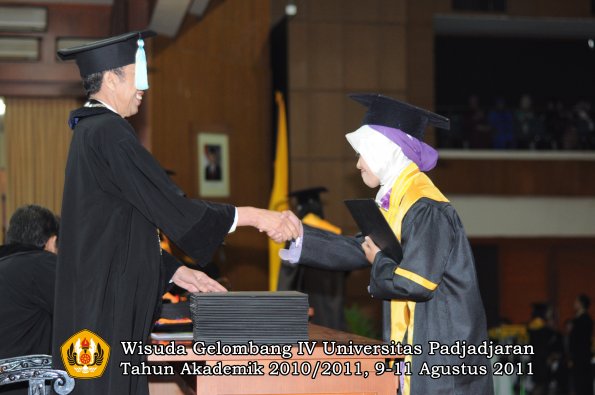 wisuda-ffarmasi-oleh-dekan-170