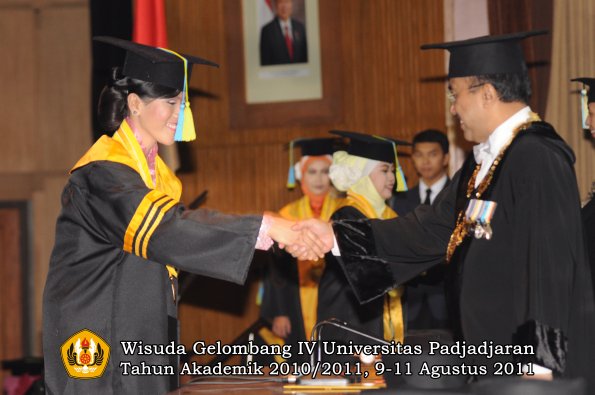 wisuda-ffarmasi-oleh-rektor-002