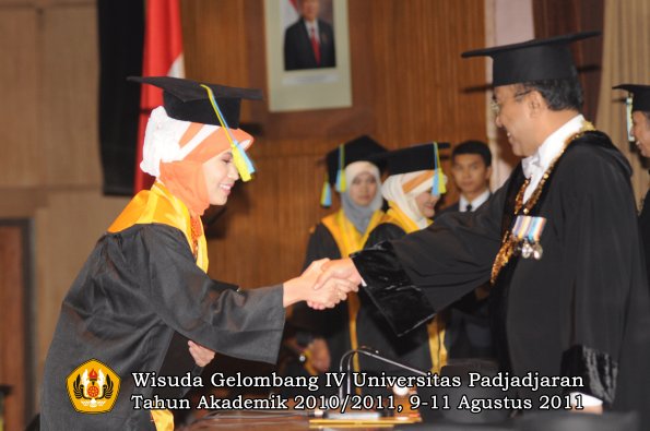 wisuda-ffarmasi-oleh-rektor-004