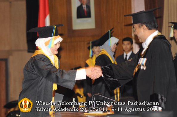 wisuda-ffarmasi-oleh-rektor-005