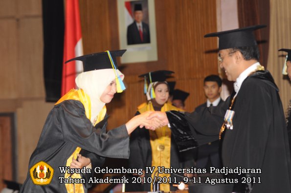 wisuda-ffarmasi-oleh-rektor-014