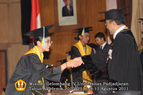 wisuda-ffarmasi-oleh-rektor-017