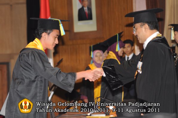 wisuda-ffarmasi-oleh-rektor-018