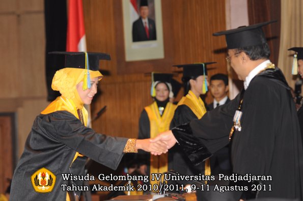 wisuda-ffarmasi-oleh-rektor-021