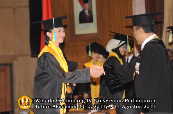 wisuda-ffarmasi-oleh-rektor-022