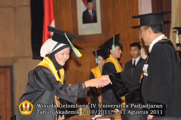 wisuda-ffarmasi-oleh-rektor-023