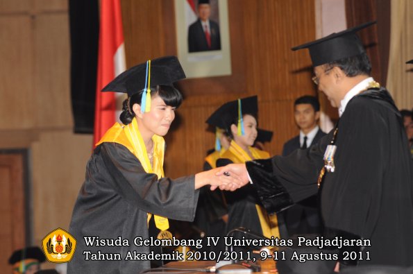 wisuda-ffarmasi-oleh-rektor-024