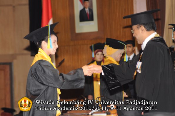 wisuda-ffarmasi-oleh-rektor-025