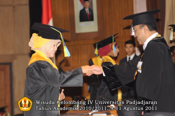 wisuda-ffarmasi-oleh-rektor-026