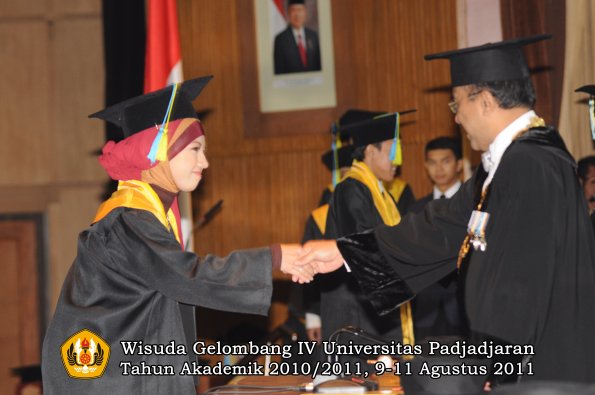 wisuda-ffarmasi-oleh-rektor-027