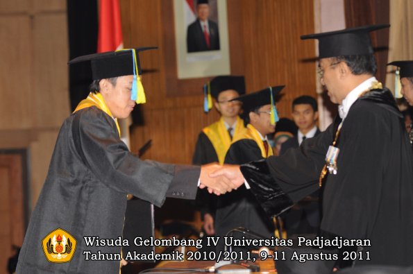 wisuda-ffarmasi-oleh-rektor-028