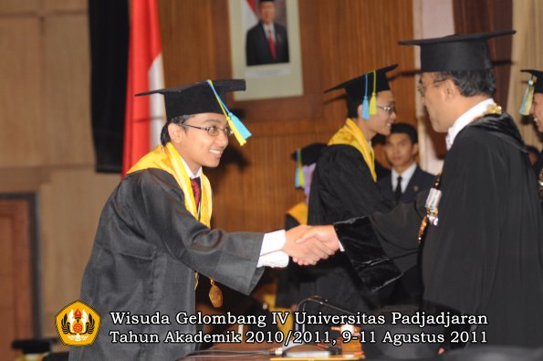 wisuda-ffarmasi-oleh-rektor-029