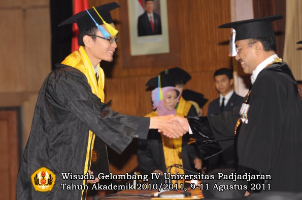 wisuda-ffarmasi-oleh-rektor-030