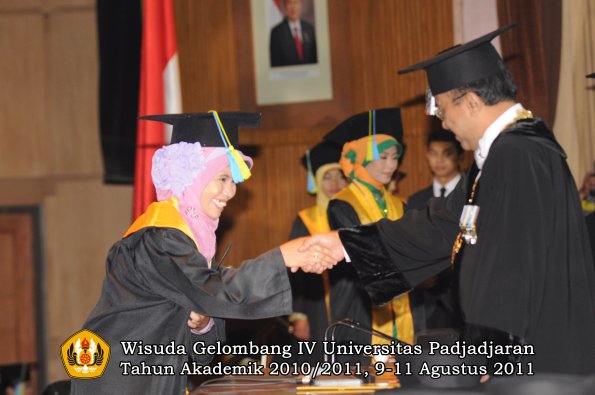 wisuda-ffarmasi-oleh-rektor-031