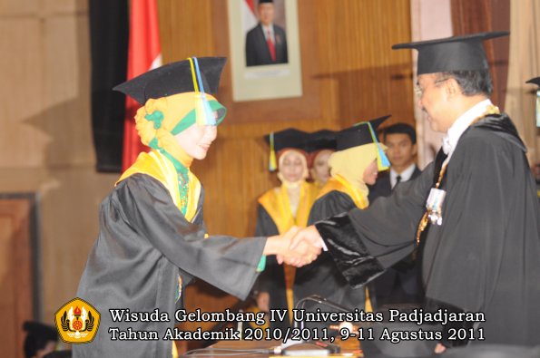 wisuda-ffarmasi-oleh-rektor-032