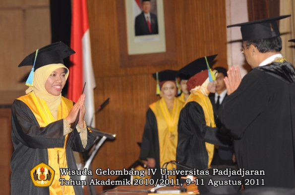 wisuda-ffarmasi-oleh-rektor-033