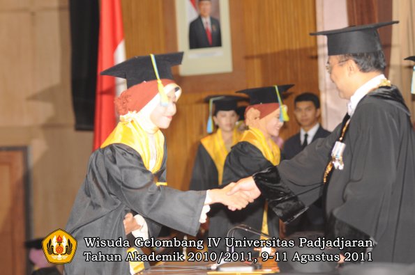 wisuda-ffarmasi-oleh-rektor-034