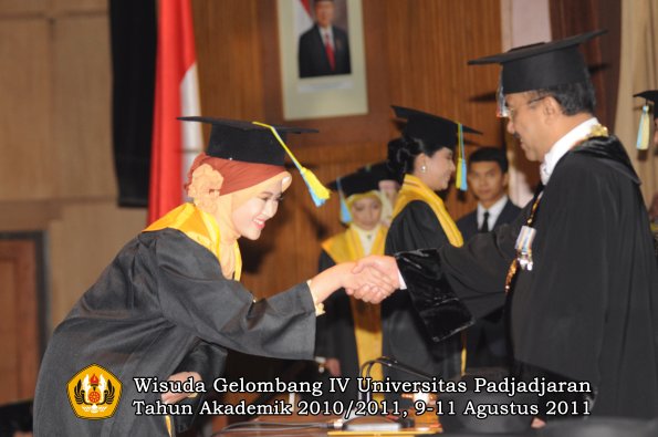 wisuda-ffarmasi-oleh-rektor-035