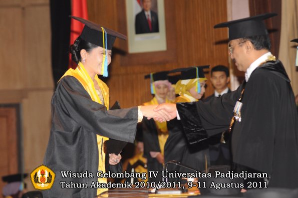 wisuda-ffarmasi-oleh-rektor-036