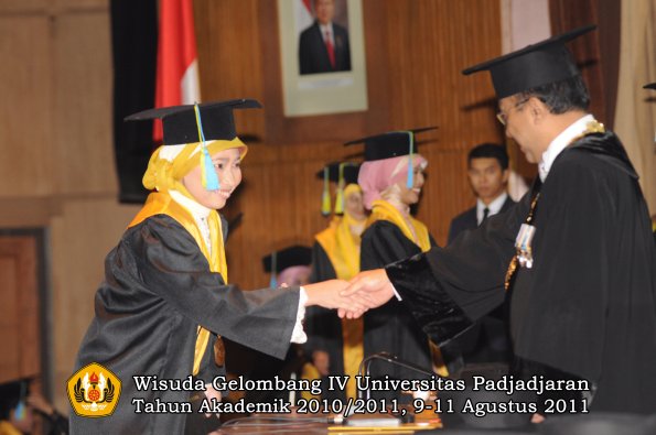 wisuda-ffarmasi-oleh-rektor-037