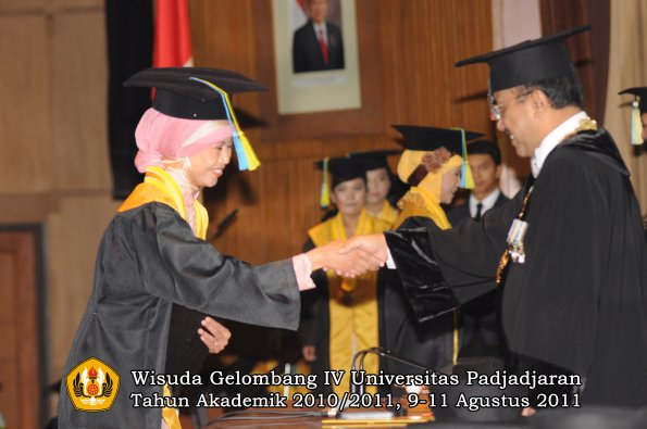 wisuda-ffarmasi-oleh-rektor-038