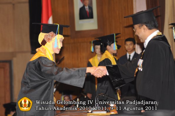 wisuda-ffarmasi-oleh-rektor-039