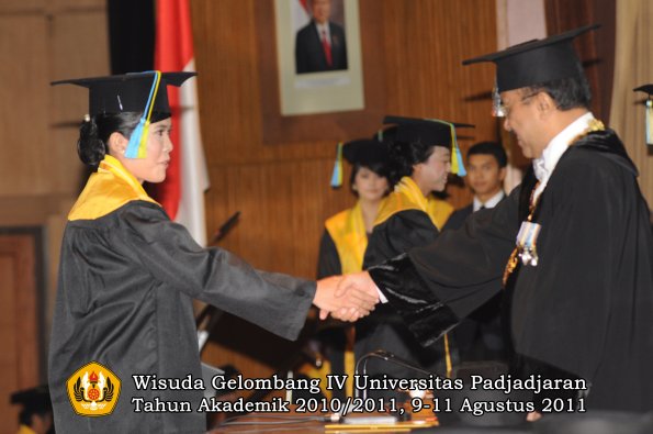 wisuda-ffarmasi-oleh-rektor-040