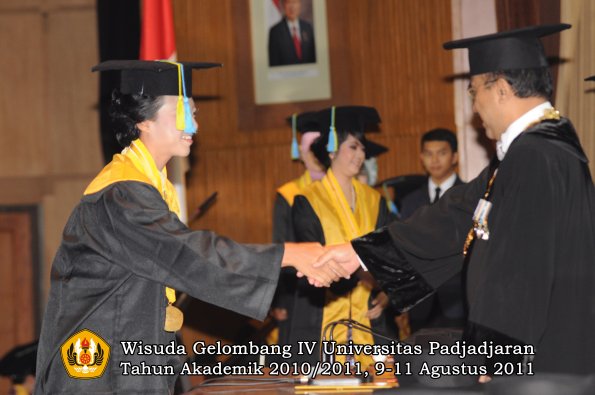 wisuda-ffarmasi-oleh-rektor-041