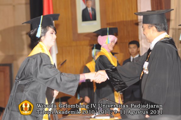 wisuda-ffarmasi-oleh-rektor-042