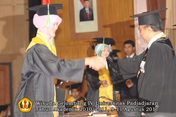 wisuda-ffarmasi-oleh-rektor-043