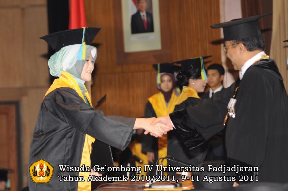 wisuda-ffarmasi-oleh-rektor-044